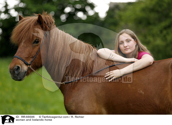 Frau und Islnder / woman and Icelandic horse / RR-66686