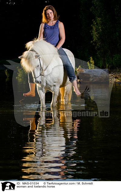 Frau und Islnder / woman and Icelandic horse / MAS-01034