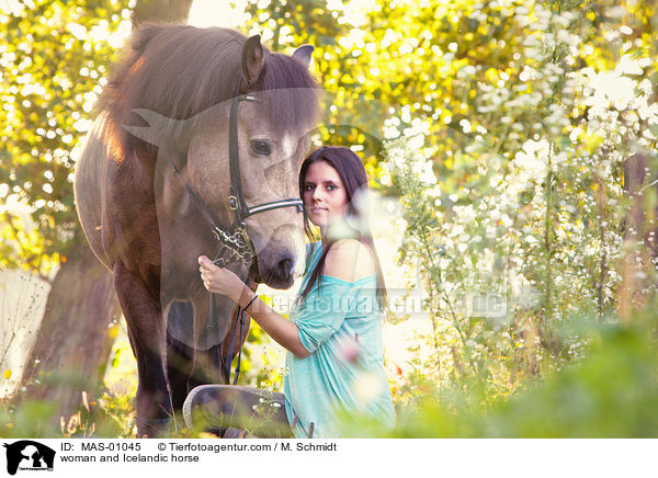 Frau und Islnder / woman and Icelandic horse / MAS-01045