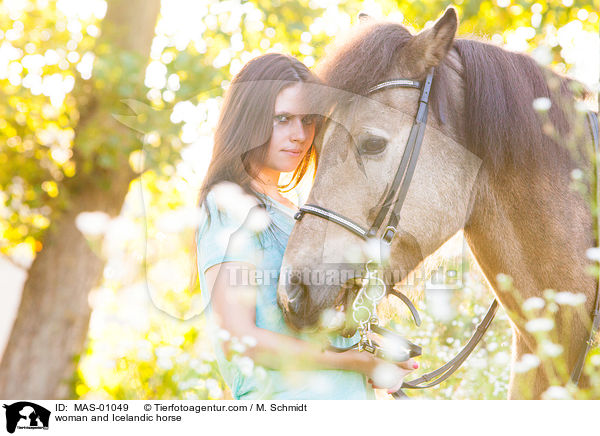 Frau und Islnder / woman and Icelandic horse / MAS-01049