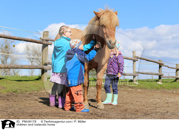 Kinder und Islnder / children and Icelandic horse / PM-06178