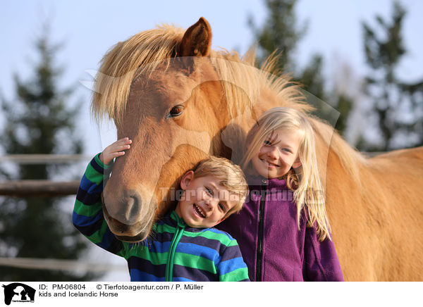 Kinder und Islnder / kids and Icelandic Horse / PM-06804