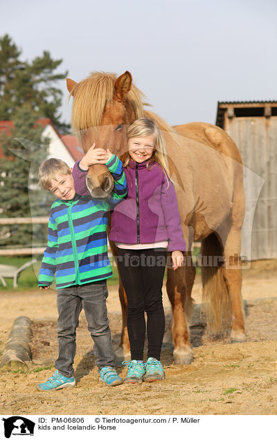 Kinder und Islnder / kids and Icelandic Horse / PM-06806