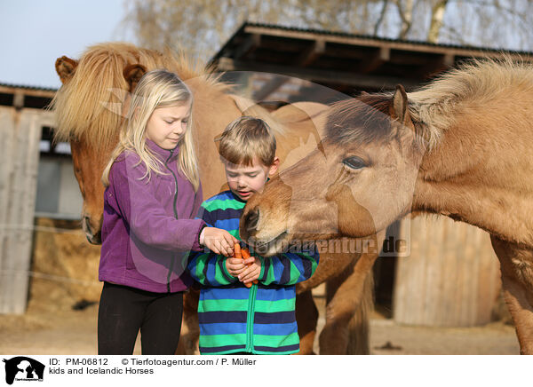 Kinder und Islnder / kids and Icelandic Horses / PM-06812