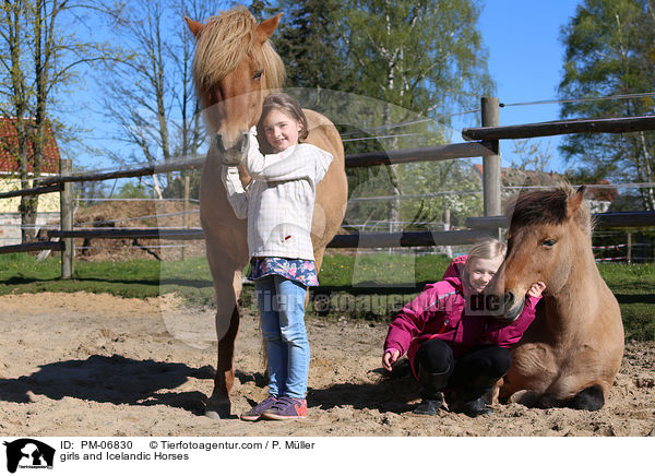 girls and Icelandic Horses / PM-06830