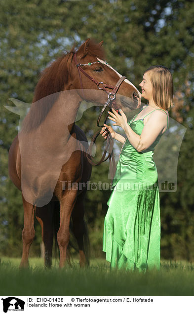 Islnder mit Frau / Icelandic Horse with woman / EHO-01438