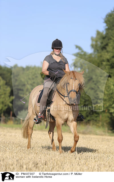 woman with Icelandic Horse / PM-07307