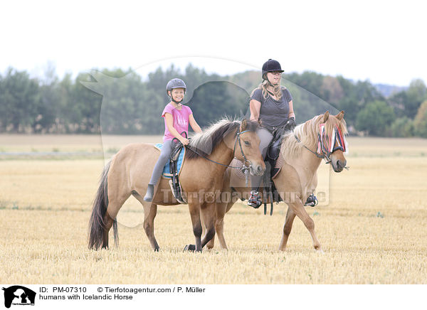 humans with Icelandic Horse / PM-07310