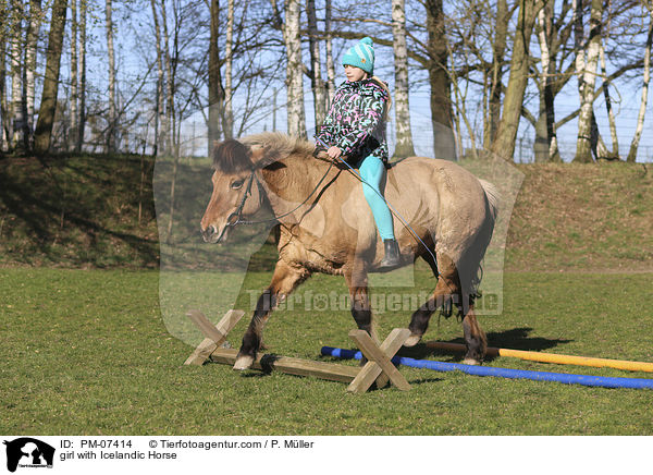 girl with Icelandic Horse / PM-07414