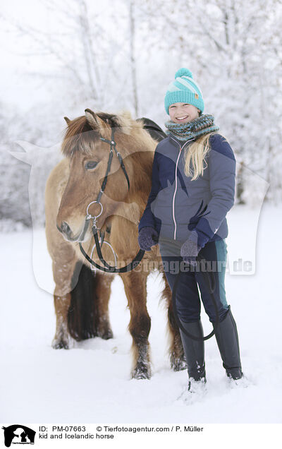 Kind und Islnder / kid and Icelandic horse / PM-07663