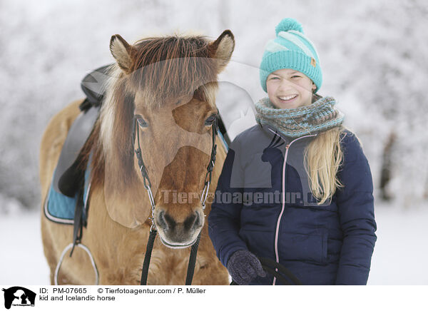 Kind und Islnder / kid and Icelandic horse / PM-07665