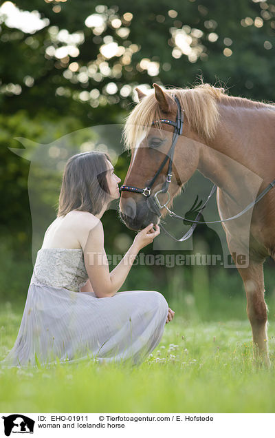 Frau und Isl�nder / woman and Icelandic horse / EHO-01911