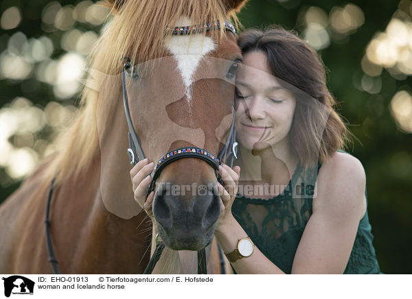Frau und Islnder / woman and Icelandic horse / EHO-01913