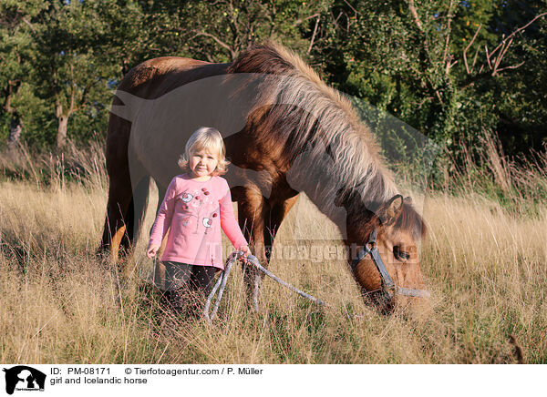 girl and Icelandic horse / PM-08171