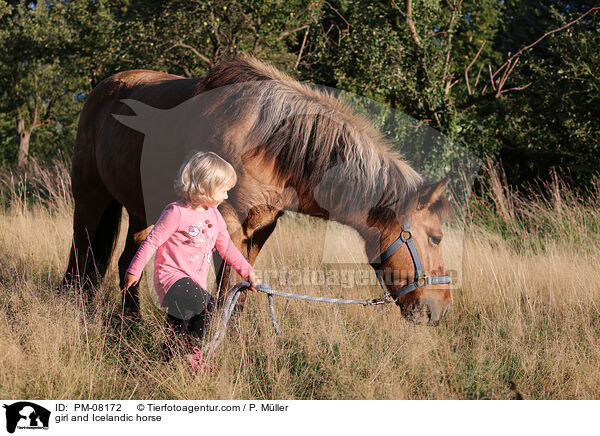 girl and Icelandic horse / PM-08172