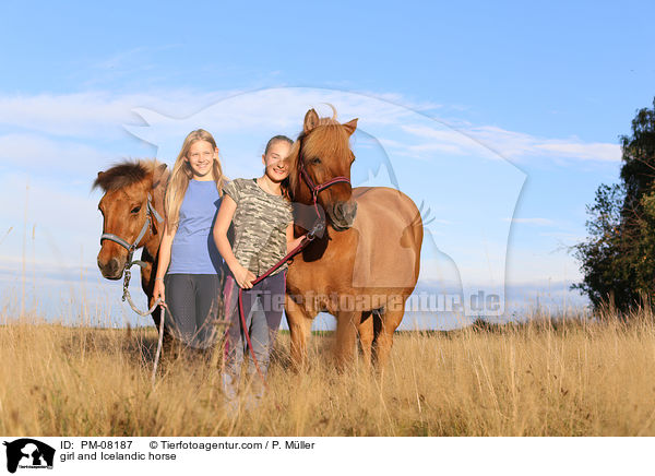 M�dchen und Isl�nder / girl and Icelandic horse / PM-08187