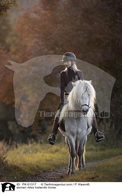 Frau reitet Islnder / woman rides Icelandic horse / PK-01317