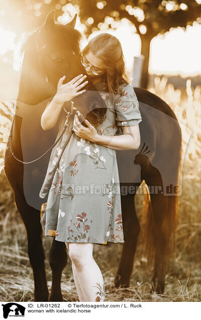 Frau mit Islnder / woman with icelandic horse / LR-01262