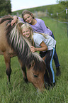 girls with Icelandic Horse