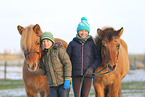 kids with Icelandic horses