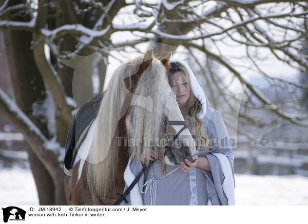 Frau mit Irish Tinker im Winter / woman with Irish Tinker in winter / JM-18942