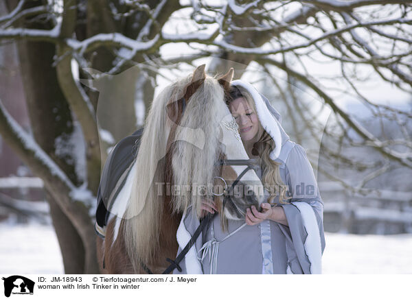 Frau mit Irish Tinker im Winter / woman with Irish Tinker in winter / JM-18943