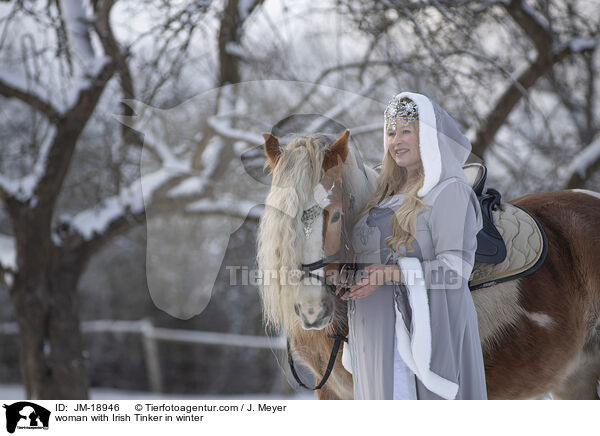 Frau mit Irish Tinker im Winter / woman with Irish Tinker in winter / JM-18946