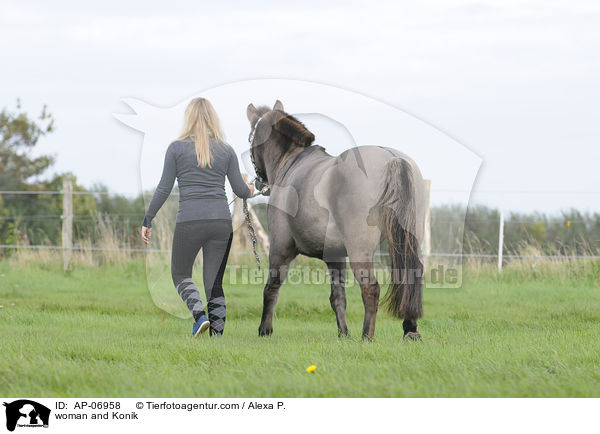 Frau und Konik / woman and Konik / AP-06958