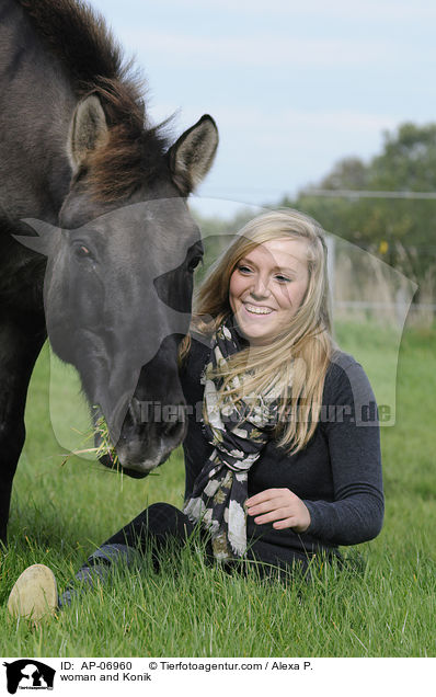 Frau und Konik / woman and Konik / AP-06960