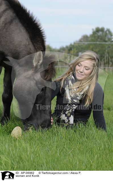 Frau und Konik / woman and Konik / AP-06962