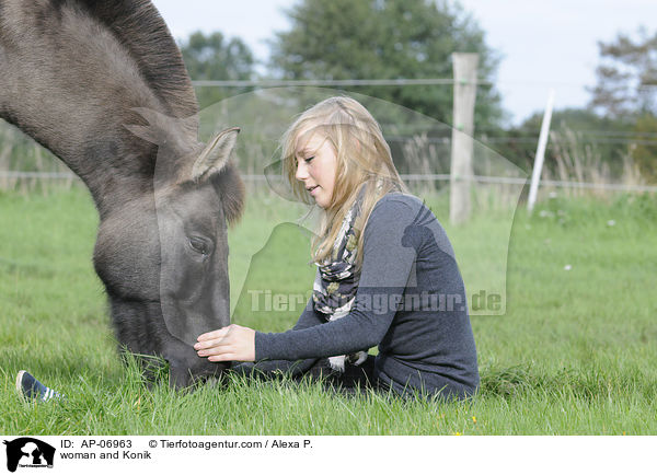 Frau und Konik / woman and Konik / AP-06963