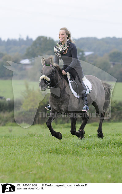 Frau reitet Konik / woman rides Konik / AP-06968