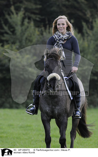 Frau reitet Konik / woman rides Konik / AP-06970