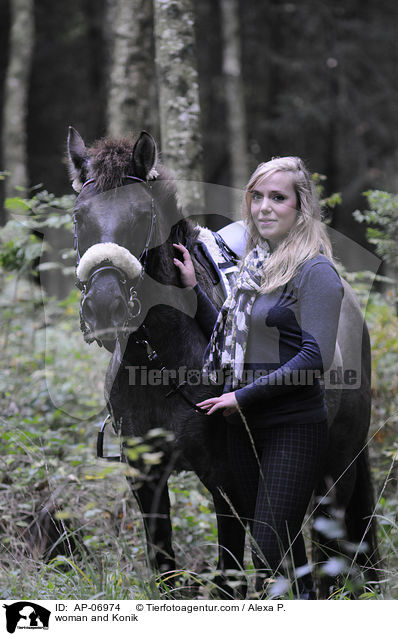 Frau und Konik / woman and Konik / AP-06974
