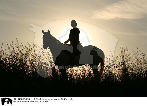 junge Frau mit Pferd im Sonnenuntergang / woman with horse at sundown / SG-01886