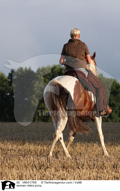 Frau reitet Lewitzer / woman rides pony / VM-01765