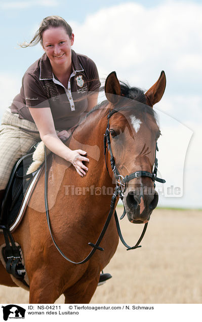 Frau reitet Lusitano / woman rides Lusitano / NS-04211