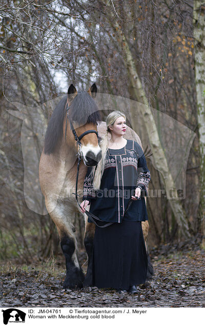 Frau mit Mecklenburger Kaltblut / Woman with Mecklenburg cold blood / JM-04761