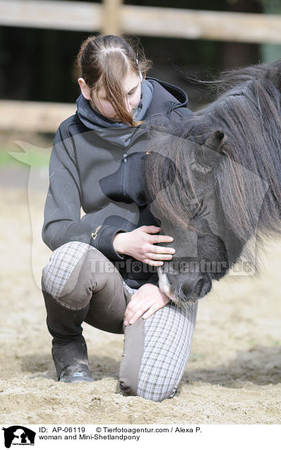 Frau mit Mini-Shetlandpony / woman and Mini-Shetlandpony / AP-06119