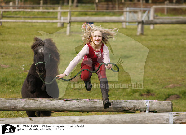 Mdchen und Mini Shetland Pony / girl and Miniature Shetland Pony / VM-01563