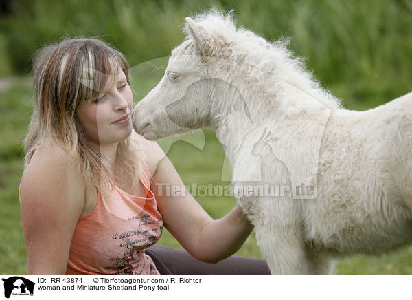 Frau und Mini Shetland Pony Fohlen / woman and Miniature Shetland Pony foal / RR-43874