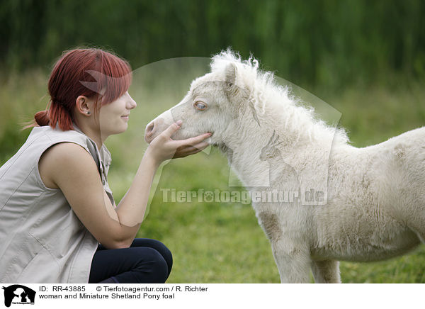 Frau und Mini Shetland Pony Fohlen / woman and Miniature Shetland Pony foal / RR-43885