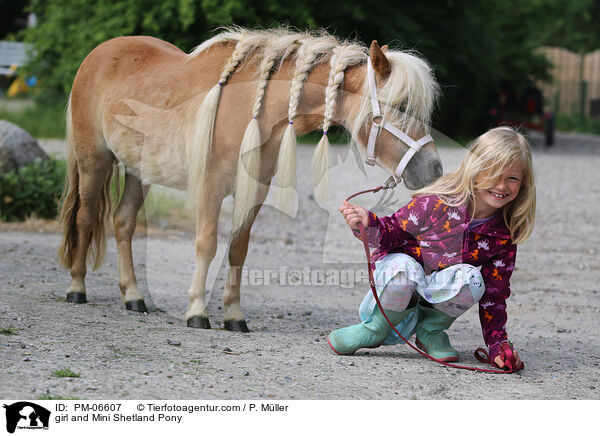 girl and Mini Shetland Pony / PM-06607