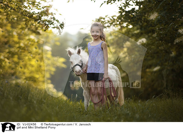 Mdchen und Mini Shetlandpony / girl and Mini Shetland Pony / VJ-02456