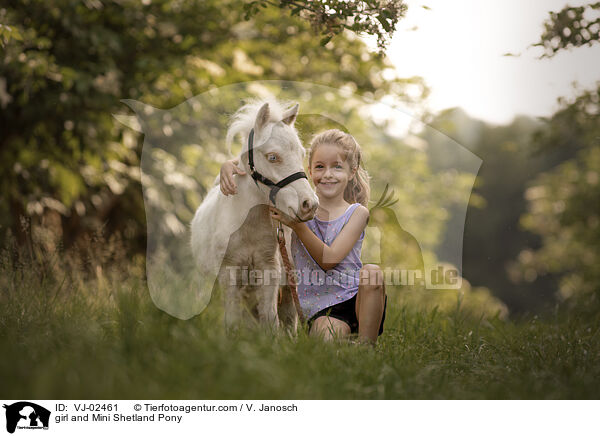 Mdchen und Mini Shetlandpony / girl and Mini Shetland Pony / VJ-02461