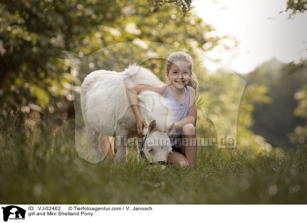 Mdchen und Mini Shetlandpony / girl and Mini Shetland Pony / VJ-02462