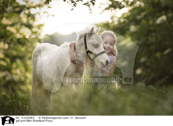 Mdchen und Mini Shetlandpony / girl and Mini Shetland Pony / VJ-02463