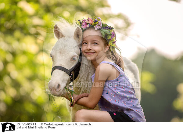 Mdchen und Mini Shetlandpony / girl and Mini Shetland Pony / VJ-02471