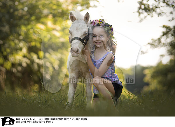 Mdchen und Mini Shetlandpony / girl and Mini Shetland Pony / VJ-02472
