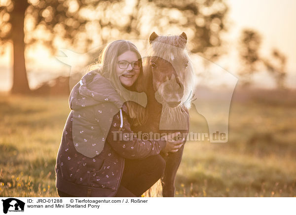 Frau und Mini Shetlandpony / woman and Mini Shetland Pony / JRO-01288